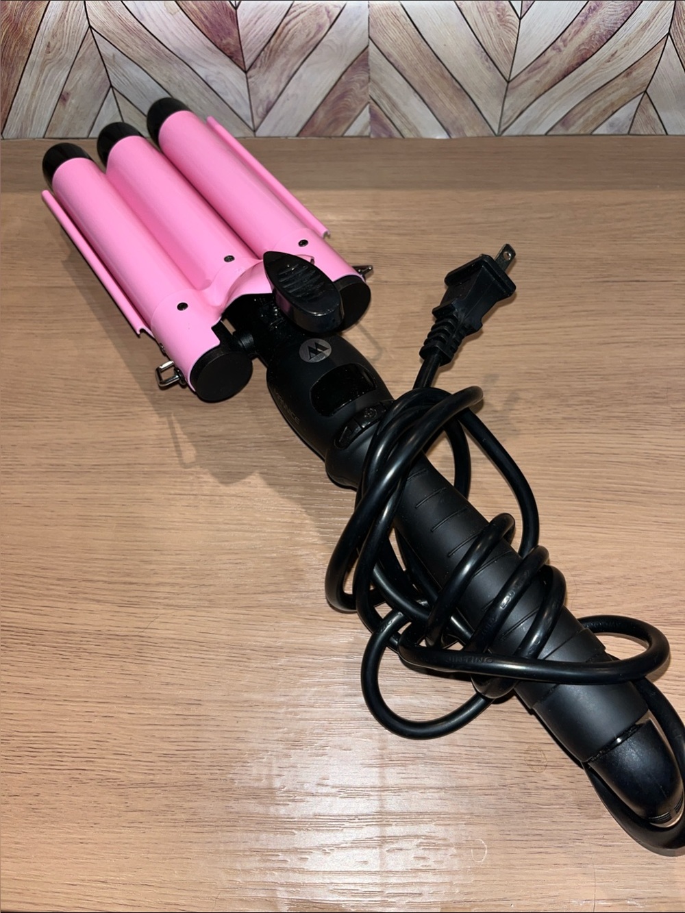 Mannice Triple Barrel Pink wavy hair tool curling iron